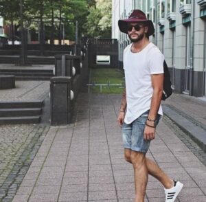A fehér póló mint alapdarab, a stílus alapköve